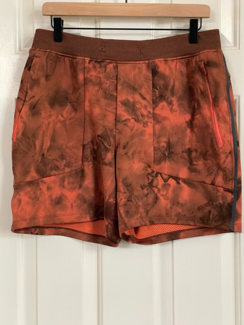 Lululemon Textured Tech 7” Shorts L Diamond Dye Gold Spice Black